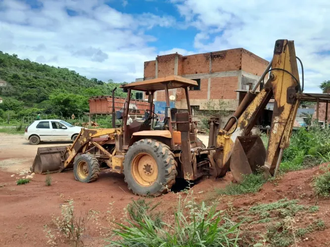 Retroescavadeira maxion 750 4x2