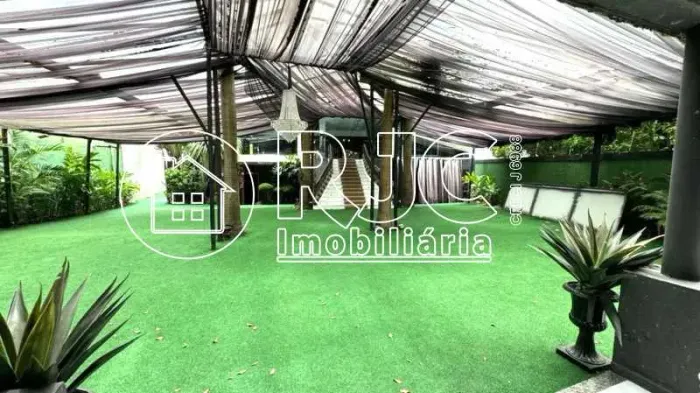 Casa : / Comercial / Freguesia (Jacarepaguá)