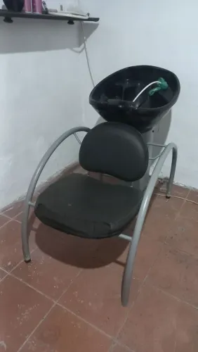 Vendo lavatório, cadeira e espelho de cabeleireira 