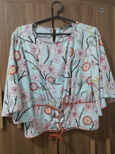 Blusa azul claro com estampa floral G