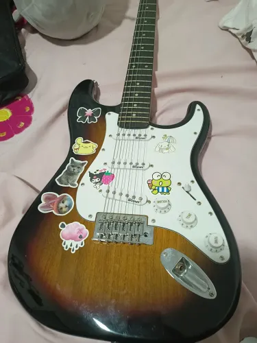 Guitarra Stratocaster Winner (Com amplificador e cabo fica com valor adicional)