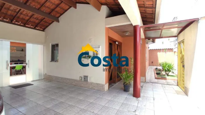 LINDA CASA 3 QUARTOS TODA PLANEJADA E C/ÁREA GOURMET, EM LOTE DE ESQUINA NO BAIRRO INGÁ!