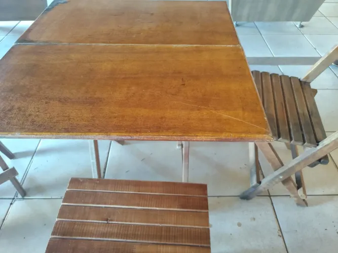 Mesa dobrável com cadeiras