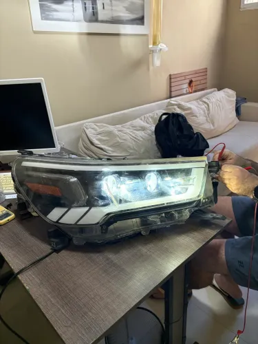 Farol Led Hilux 2023 e tela da Hilux Sr