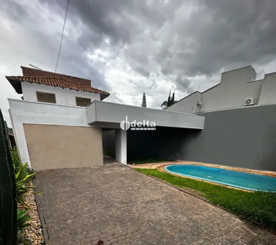 Casa disponível com 4 quarto sendo 1 suíte para venda no bairro Cidade Jardim em Uberlândi