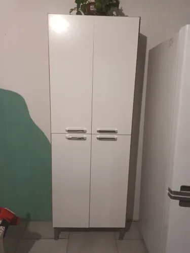 Paneleiro 4 portas com prateleiras