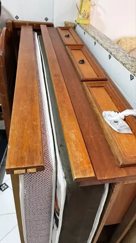 Cama de Madeira + 2 colchões