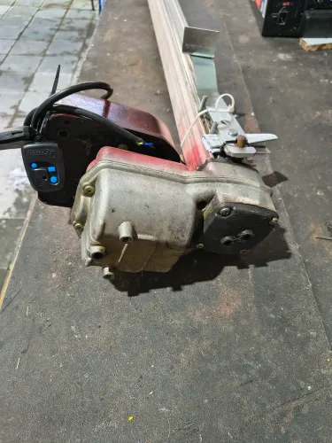 Motor de portão basculante com placa nova e 2 controles Pecinin 