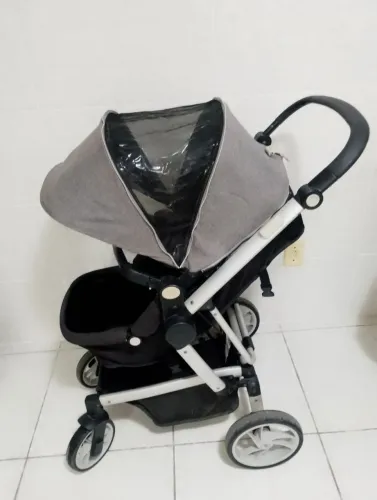 Carrinho Dzieco Moisés com bebê conforto 