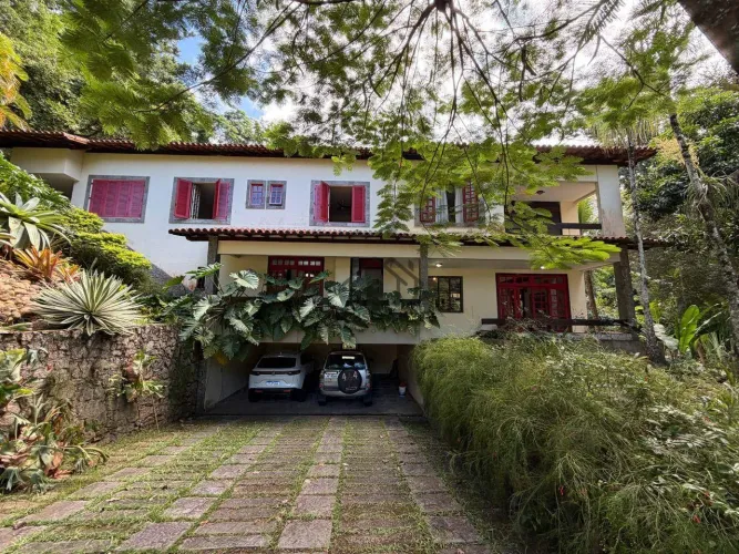 Casa em Condomínio de Alto Padrão na Rede Ubá Piratininga: 6 Quartos, 3 Suítes, Lazer comp