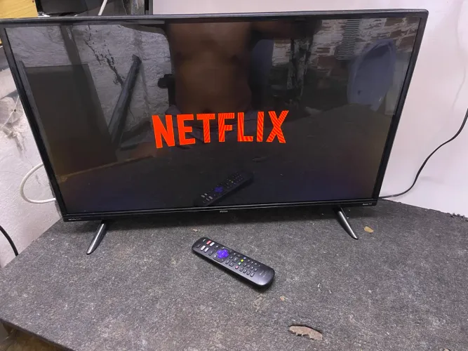 Smart TV Philco Roku 32 polegadas funcionando perfeitamente