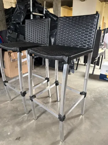 Banqueta de alumínio e fibra sintética