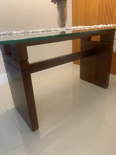 Mesa com tampa de vidro e base madeira