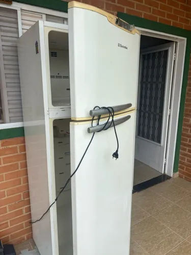 Vendo geladeira com defeito no motor
