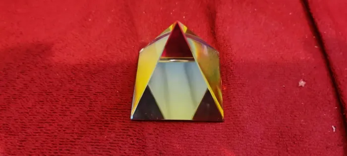 Pirâmide de Cristal - Furta Cor