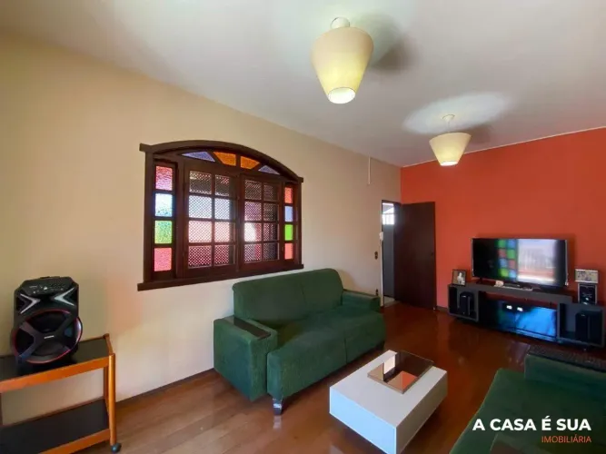 Casa à venda, 9 quartos, 2 suítes, 3 vagas, Inconfidentes - Contagem/MG