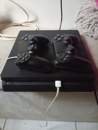 PS4 SLIM 500 GB + 2 CONTROLES