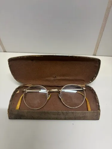 Óculos antigos vintage com estojo original - Peça de família