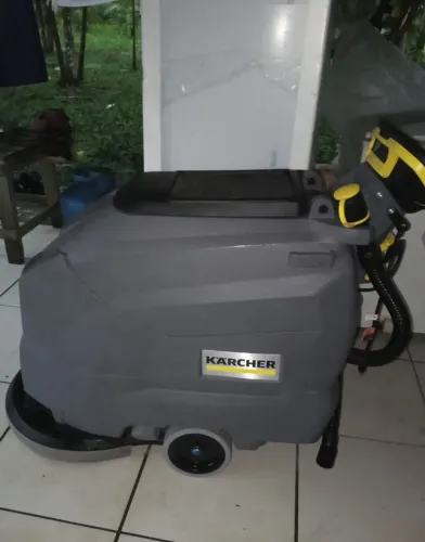 Lavadora e sacadora de piso elétrica karcher.