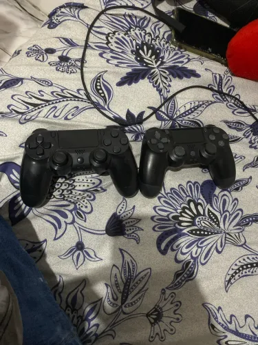 Os 2 Controles de ps4 