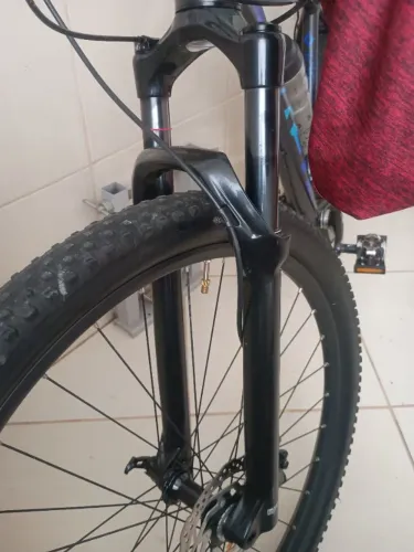 Suspensão Rockshox Judy 100 milímetros.