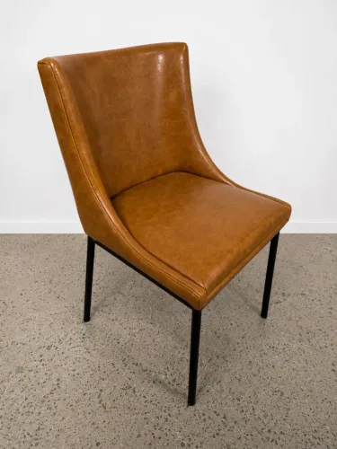Cadeira de Couro<br>Material:<br>Couro e Metal