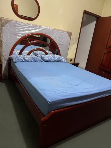 Cama + cabeceira de madeira
