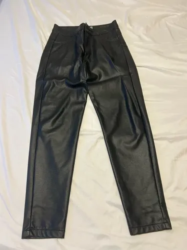 Calça de couro