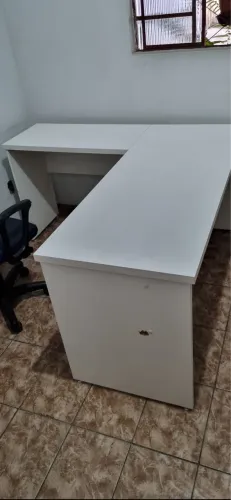 Mesa de escritório em L