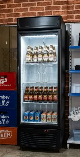 Freezer Cervejeiro vertical, porta de vidro. Capacidade de 500 litros.