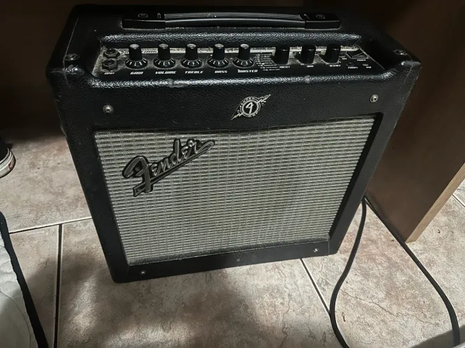 AMPLIFICADOR/CAIXA DE SOM FENDER MUSTANG 1 V.2 