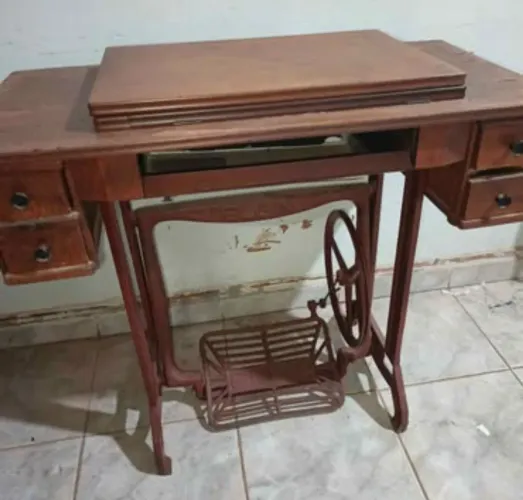 Gabinete antigo de máquina de costura Elgin