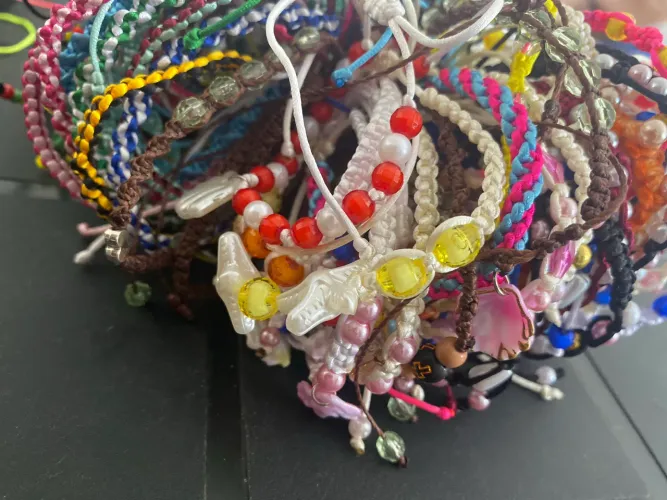 Vendo pulseiras e chocker artesanais, para revenda