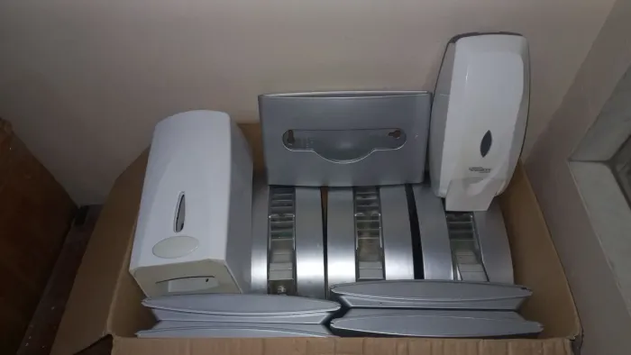 Dispensers de sabonete/álcool em gel/protetor sanitário.