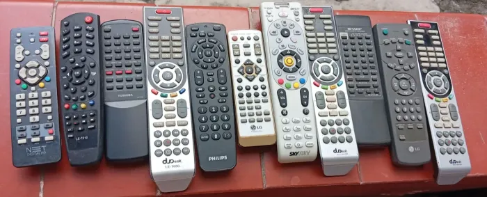 Lote com diversos controles remotos