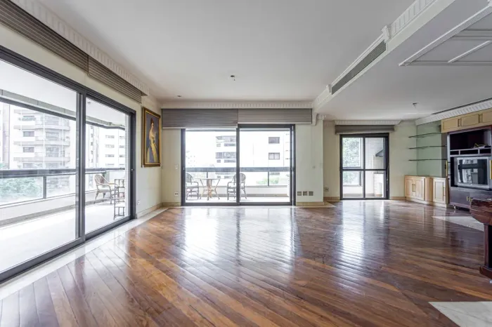 335 m², 4 suítes, 6 vagas Varanda gourmet e planta ampla em Moema