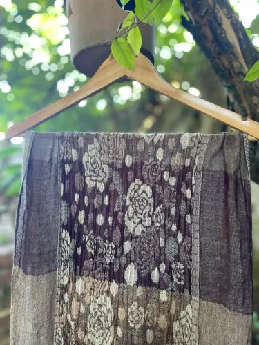 lenço com estampa floral em tons terrosos