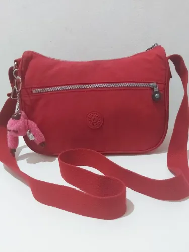 KIPLING ORIGINAL VERMELHO LARGURA 30 CM ,ALTURA  20 CM ,LATERAL  10 CM 