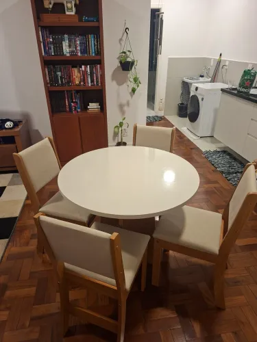 Mesa com quatro cadeiras