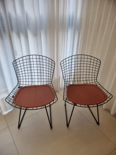 Duas Cadeiras Bertoia Arame Preto