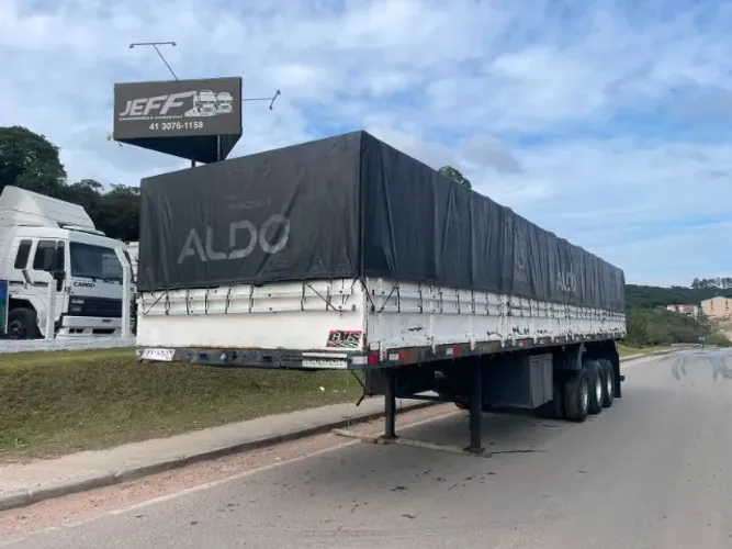 Carreta Graneleira 12,40 mts Marca Randon ano 2002 com pneus.