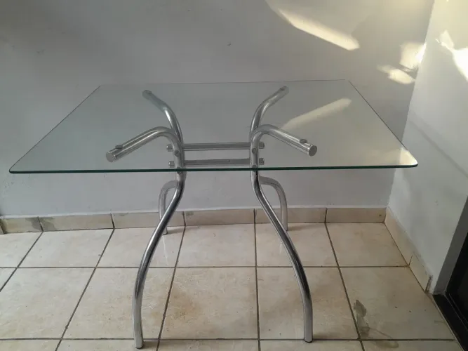 Mesa de vidro conservada . PRA HOJE!