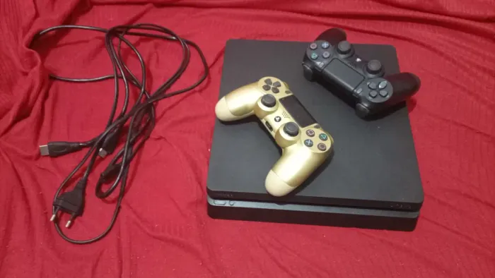 Ps4 slim 1 tera de memoria , dois controles sem jogos.