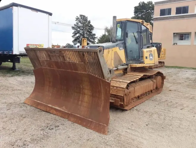 Trator de Esteira John Deere 750J ano 2022, com 8.300 horas e ar condicionado, no PR