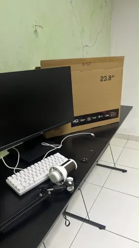 tela de computador, teclado mecânico, microfone de mesa