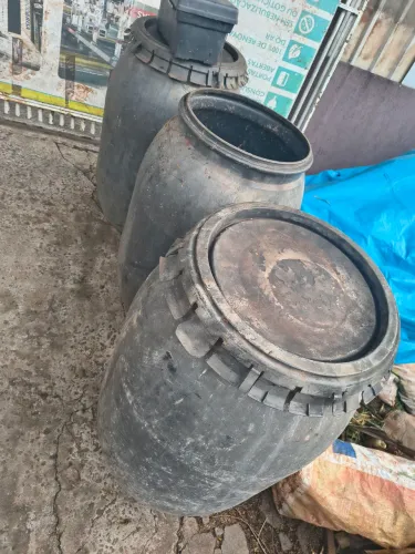 Tambor grande com tampa em ótimo estado ,60 cada