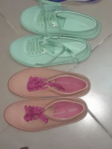 Tênis da marca melissa pouco usados 40,00 cada.