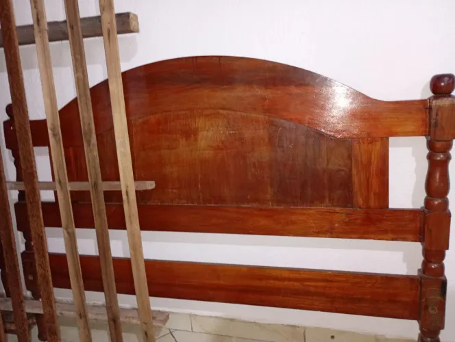Vende-se cama de casal de Angelim completa bem conservada
