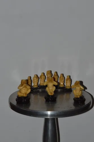 Escultura asiática de macacos em marfim sintético