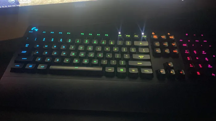 Teclado Logitech G213